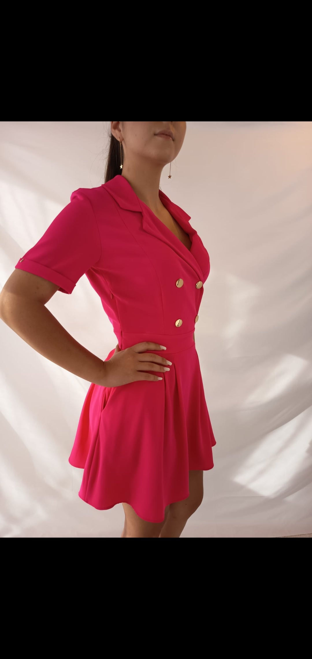 Rochie Fucsia Elegantă cu Croială Cambrată și Nasturi Aurii